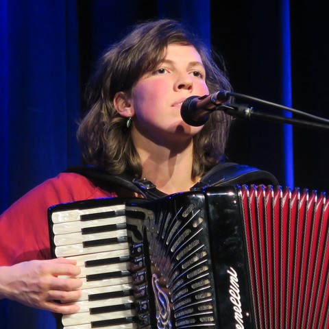 Anita Obwegs mit Akkordeon auf der Bühne